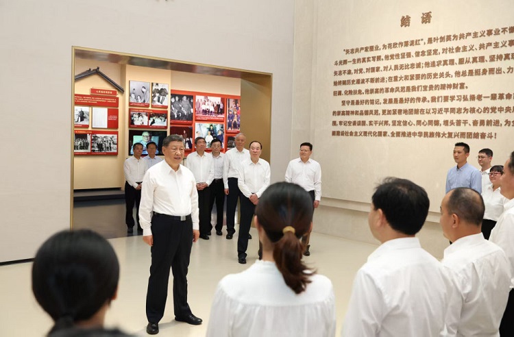 11月7日至8日，中共中央总书记、国家主席、中央军委主席习近平在广东考察。这是7日下午，习近平在位于梅州市梅县区雁洋镇的叶剑英纪念馆参观时，同工作人员亲切交流。新华社发（肖翊 摄）.jpg